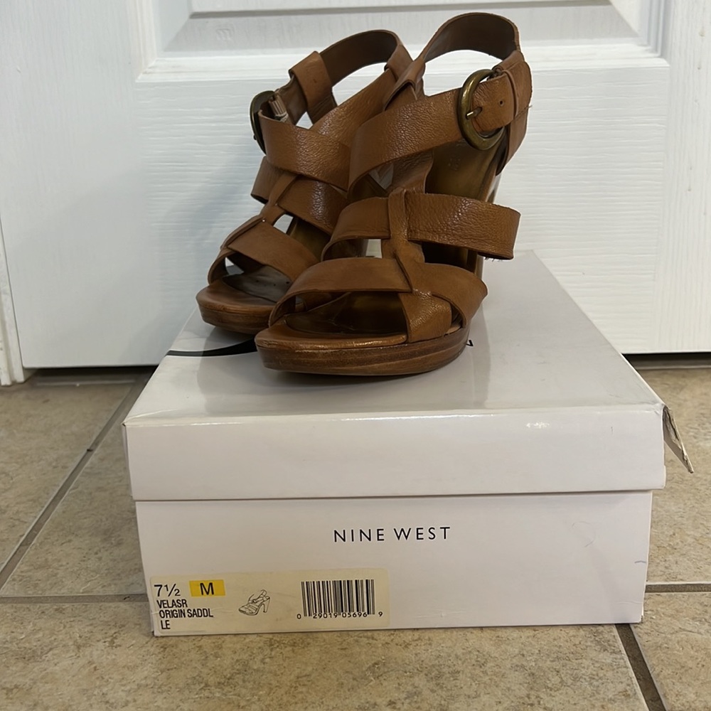 Neutral platform sandal - Picture 2 of 4